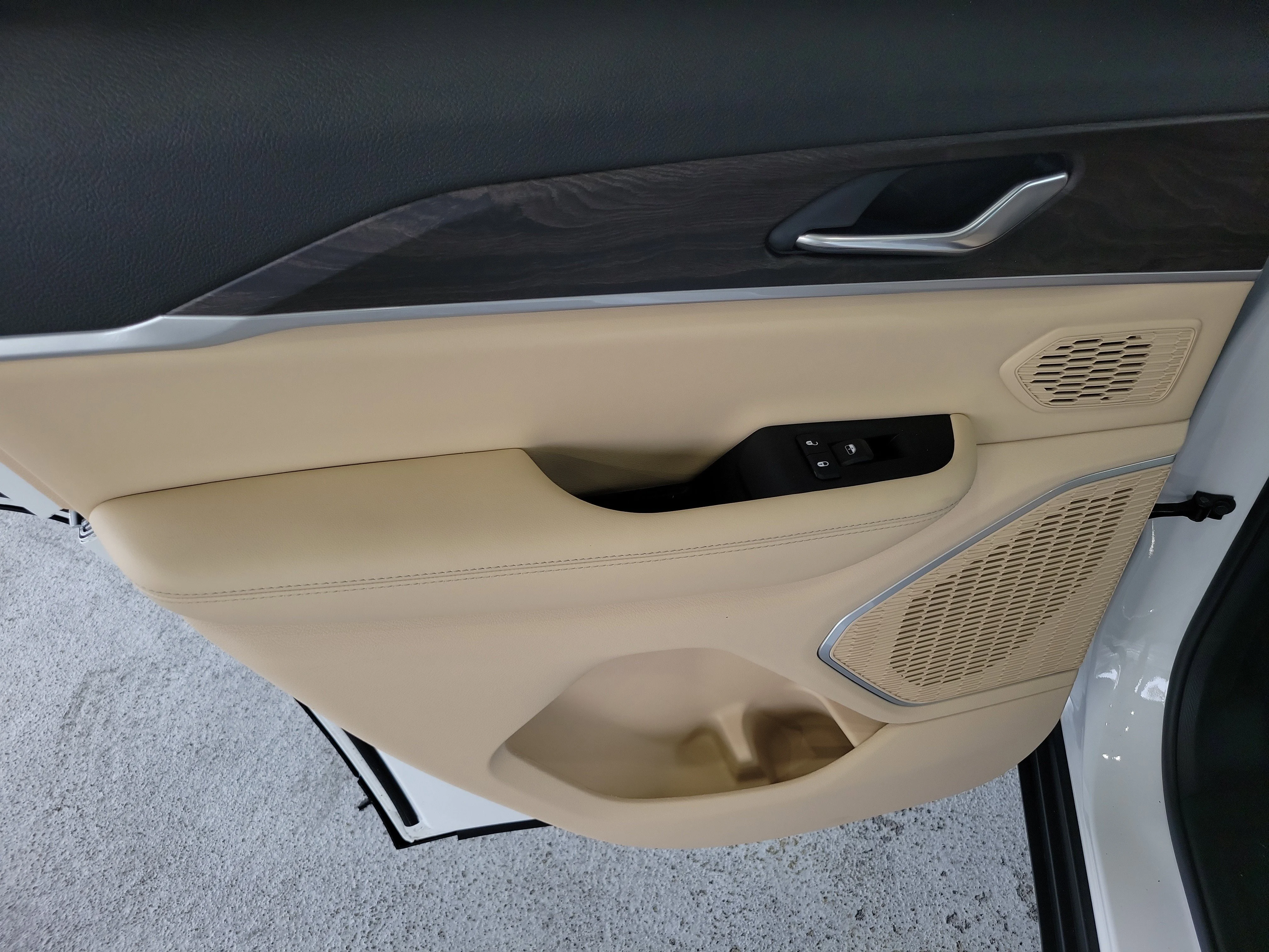 New 2026 Bright White Clear-Coat Exterior Paint Jeep Limited image 12