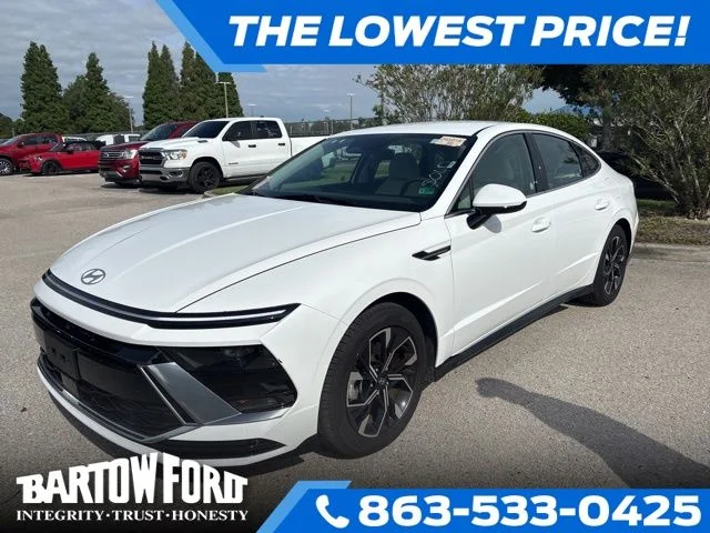 Used 2025 White Hyundai SEL image 1