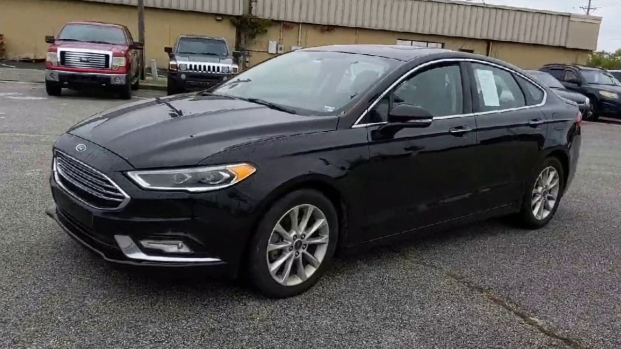 2017 Ford Fusion SE photo 2
