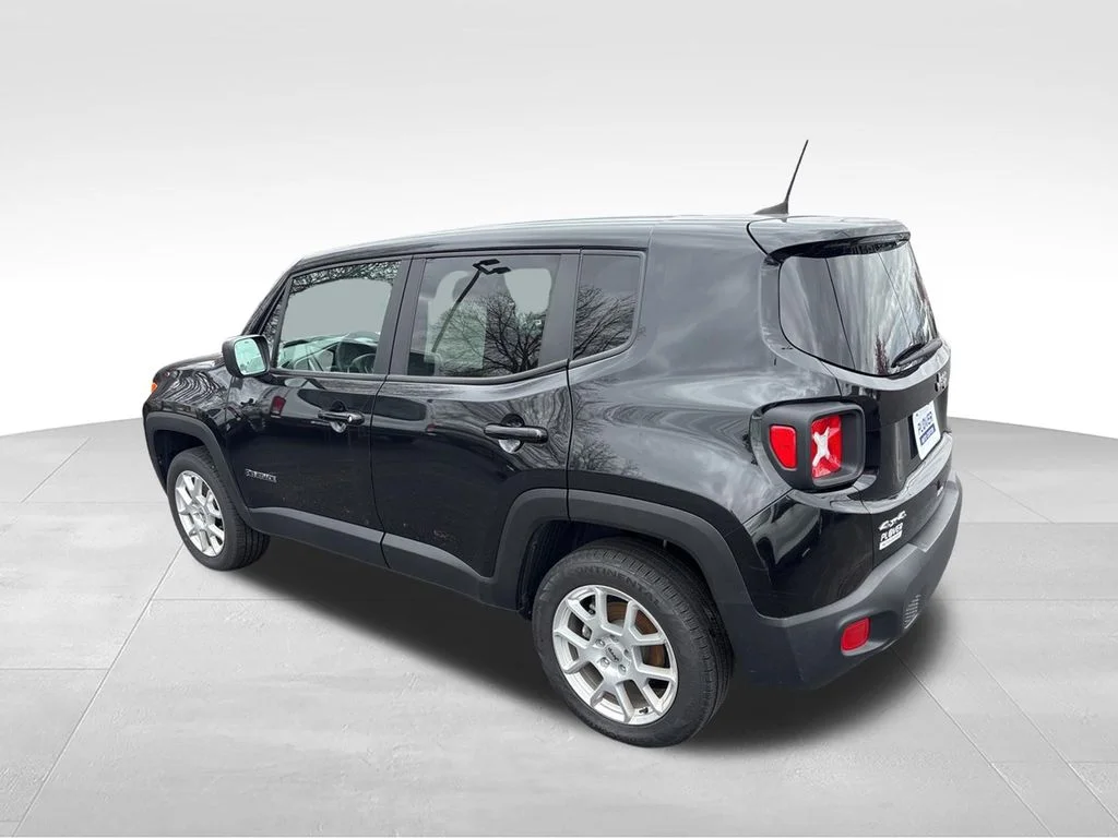 Used 2023 Black Clearcoat Jeep Latitude image 4