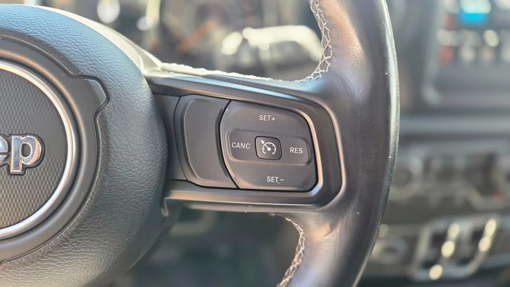 Used 2023 Green Jeep Sport S image 17