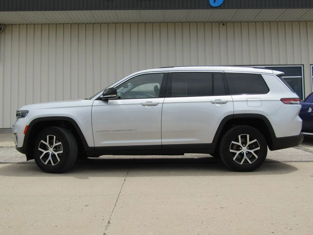 Used 2023 Silver Jeep Limited image 11