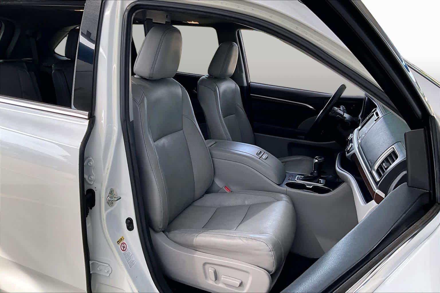 Used 2016 Blizzard Pearl Toyota Limited image 8