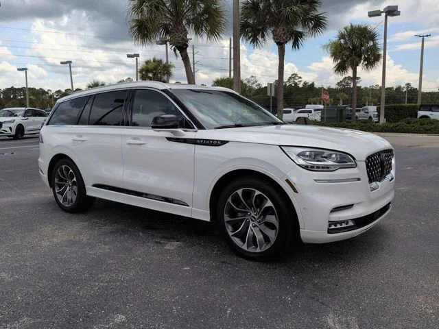 Certified Used 2022 White Metallic Lincoln Grand Touring image 2
