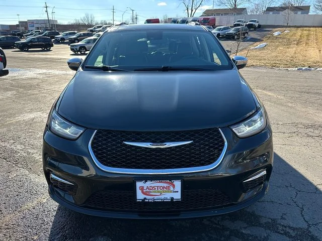 Used 2023 Chrysler Pacifica Limited with VIN 2C4RC3GG6PR569969 for sale in Kansas City