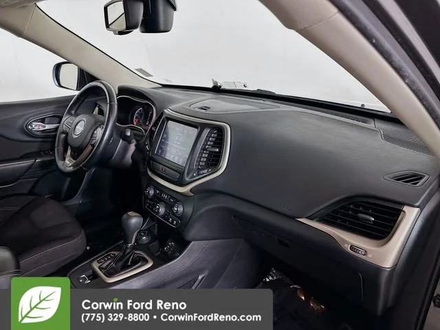 Used 2016 Granite Crystal Clearcoat Metallic Jeep Latitude image 26