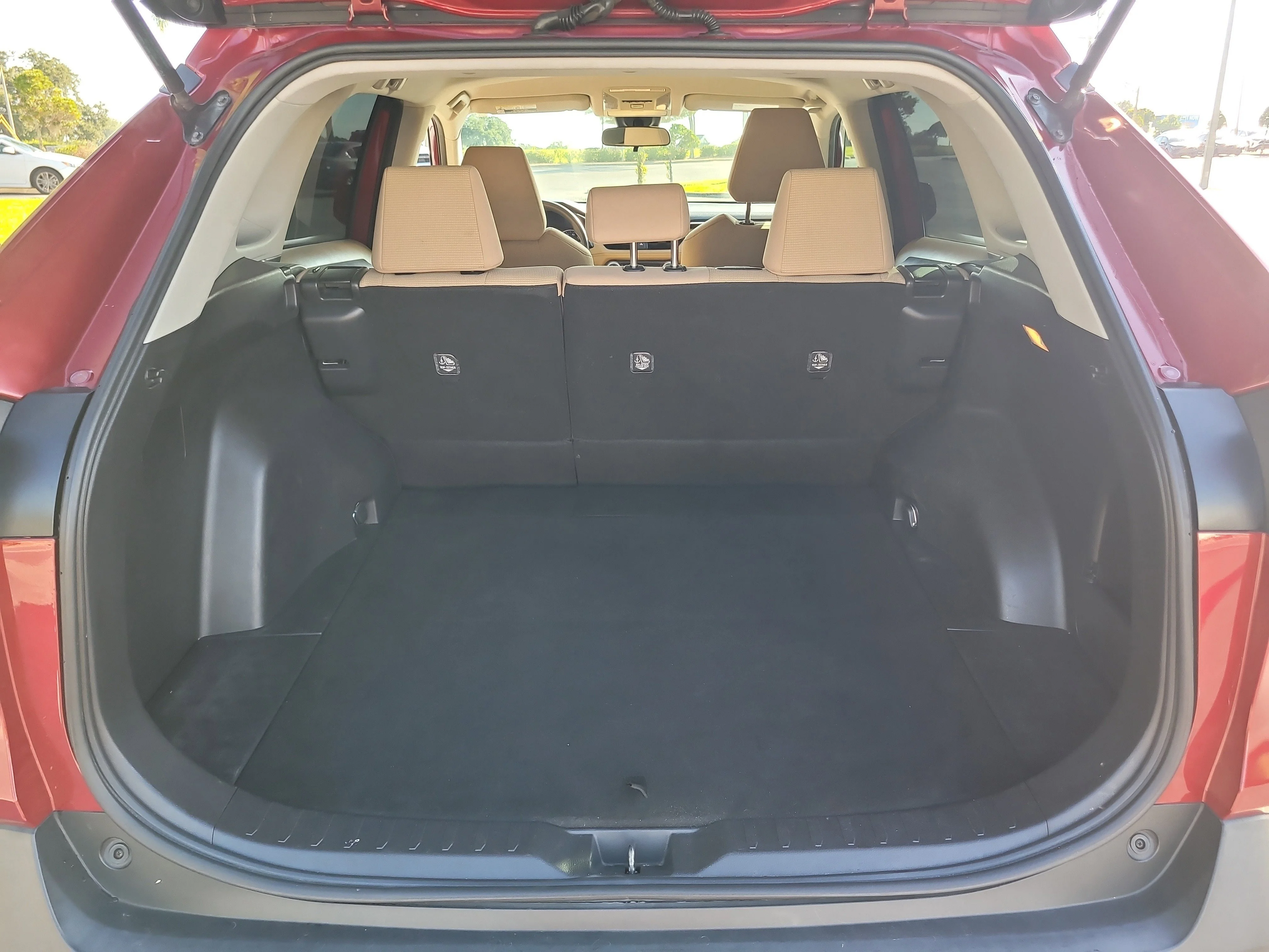Used 2020 Pearl Toyota LE image 10