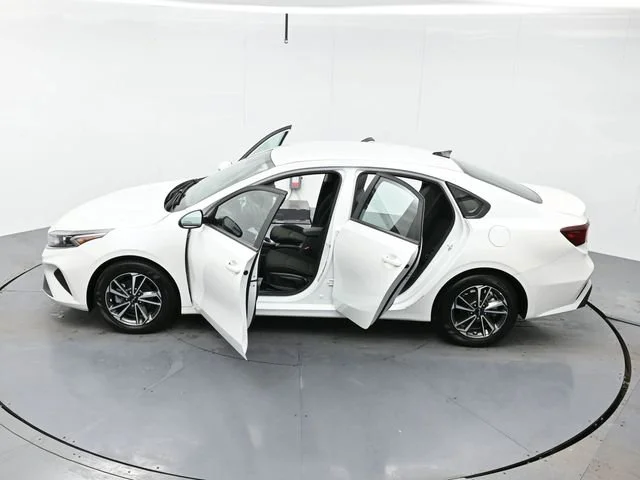 Used 2022 Snow White Pearl Kia LXS image 36