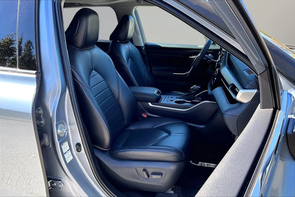 Used 2021 Silver Toyota XLE image 34