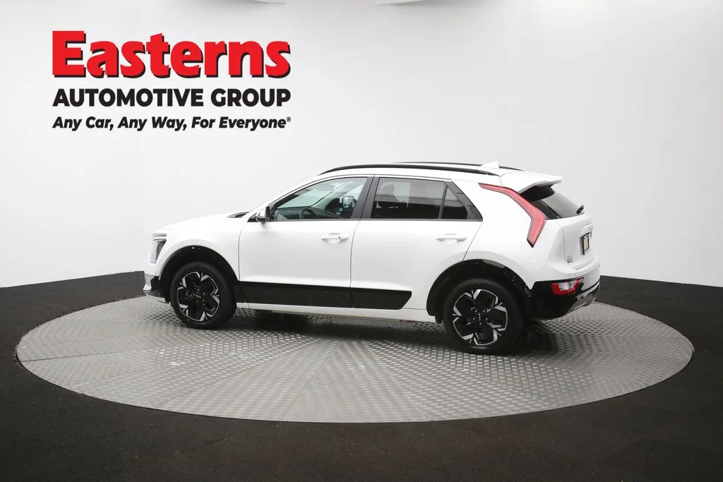 Used 2024 White Kia Wind image 60