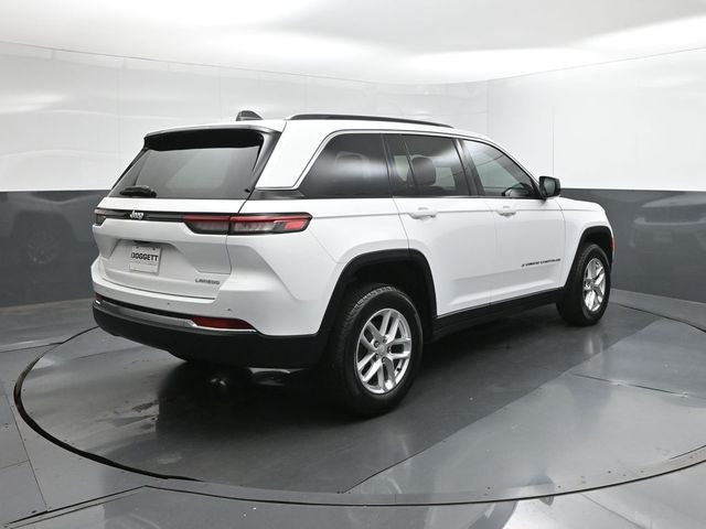 Used 2025 White/off-white Jeep Laredo image 8