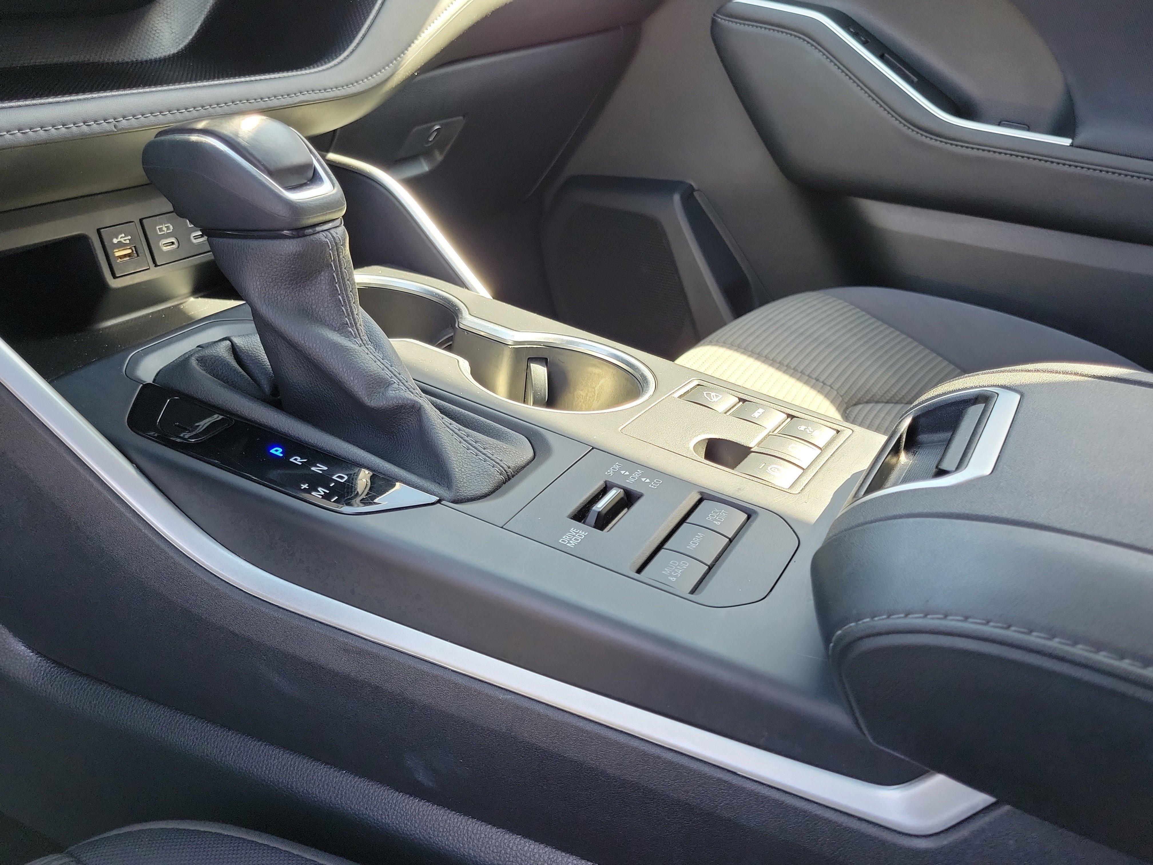 2024 Toyota Highlander LE - Photo 29