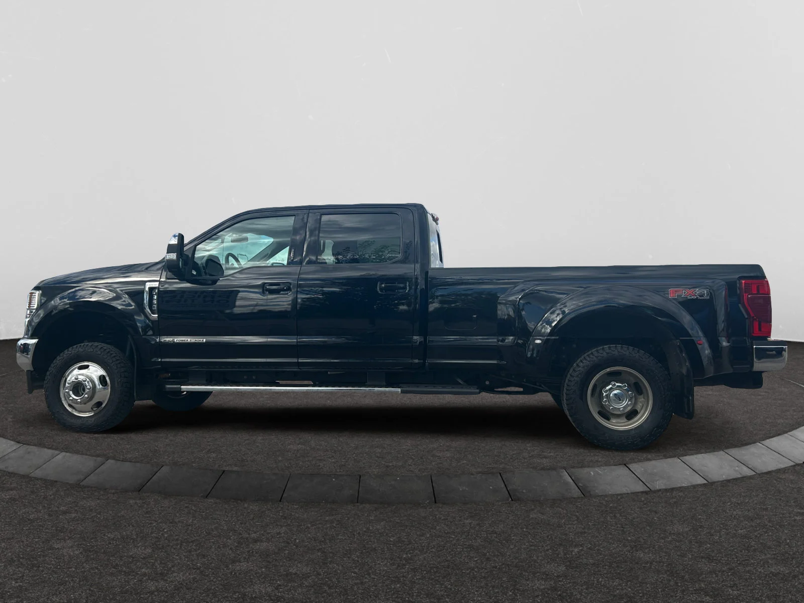 Used 2020 BLACK Ford LARIAT Dually Low Kms image 2