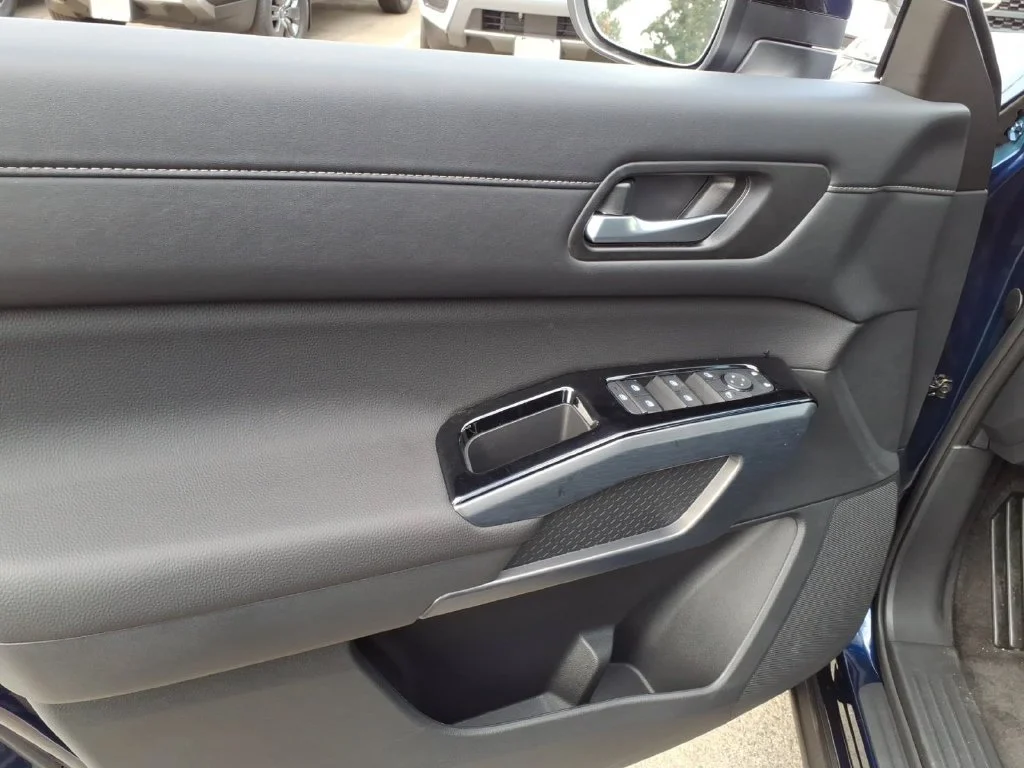 New 2026 Deep Ocean Blue Pearl Nissan SL image 8