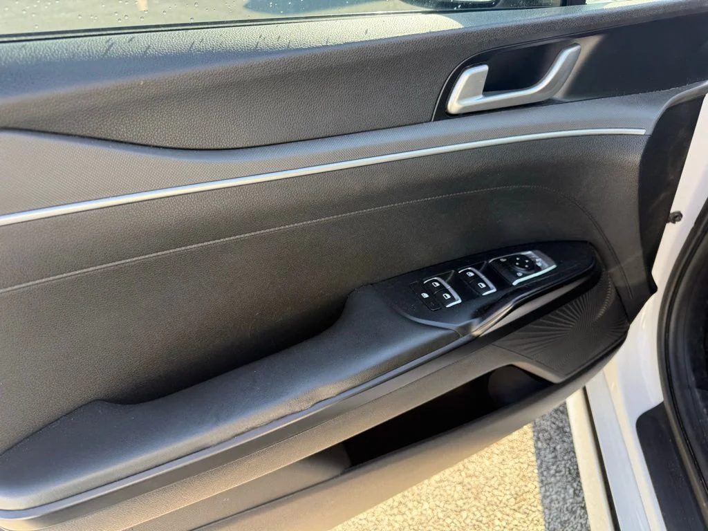 Used 2021 White Kia LXS image 10