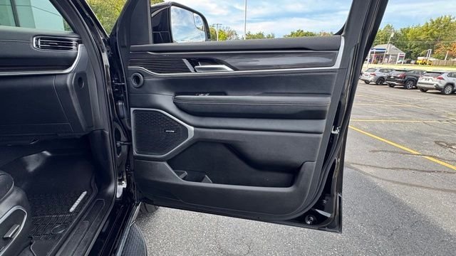 Used 2024 Diamond Black Crystal Pearlcoat Jeep Base image 23