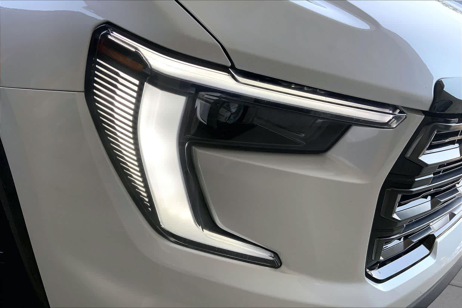 Used 2025 White Frost Tricoat GMC AWD AT4 image 26