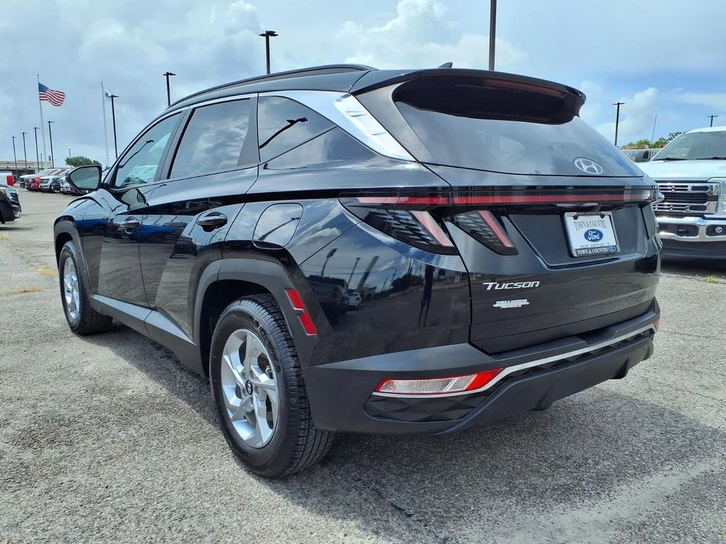 Used 2023 Black Hyundai SEL image 2