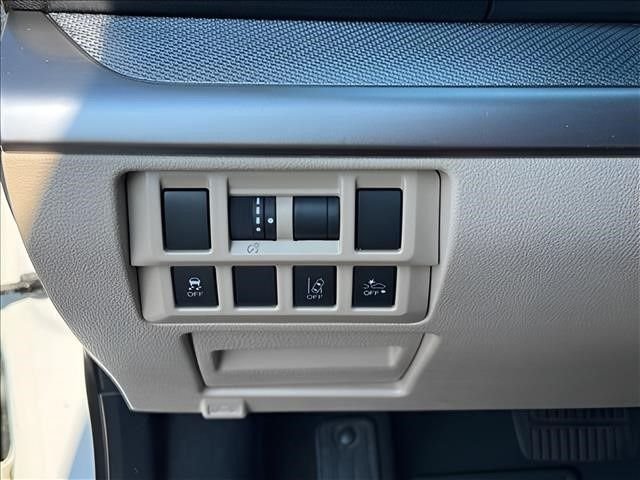 Used 2019 White Subaru 2.5i Premium image 18