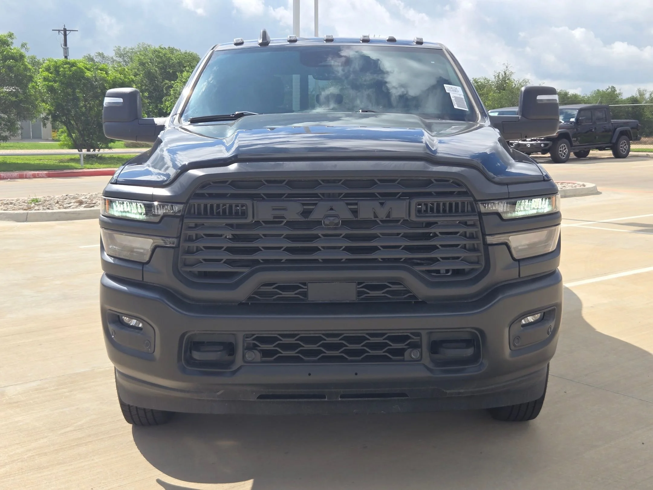 New 2026 Diamond Black Crystal Pearl-Coat Exterior Paint RAM Tradesman image 8