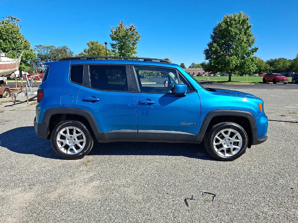 Used 2021  Jeep Latitude image 13