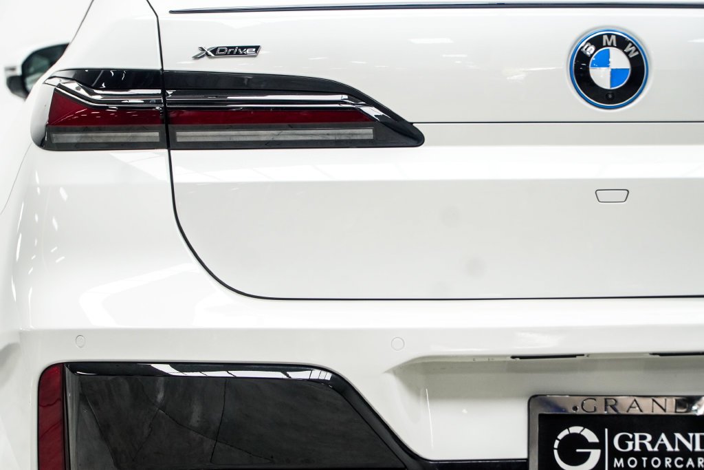 Used 2025 White BMW 750e xDrive image 25