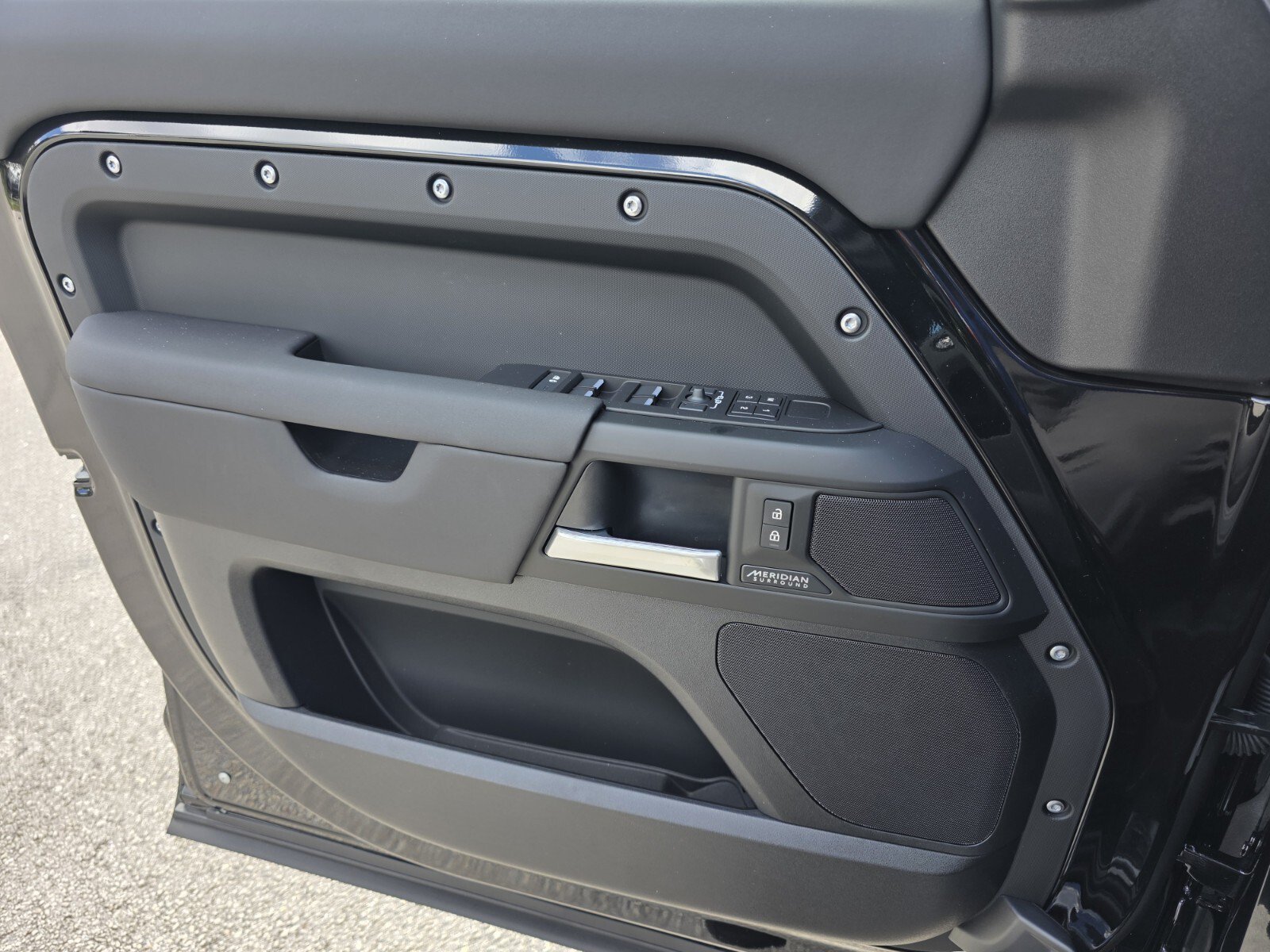 New 2026 Santorini Black LAND ROVER X-Dynamic SE image 16