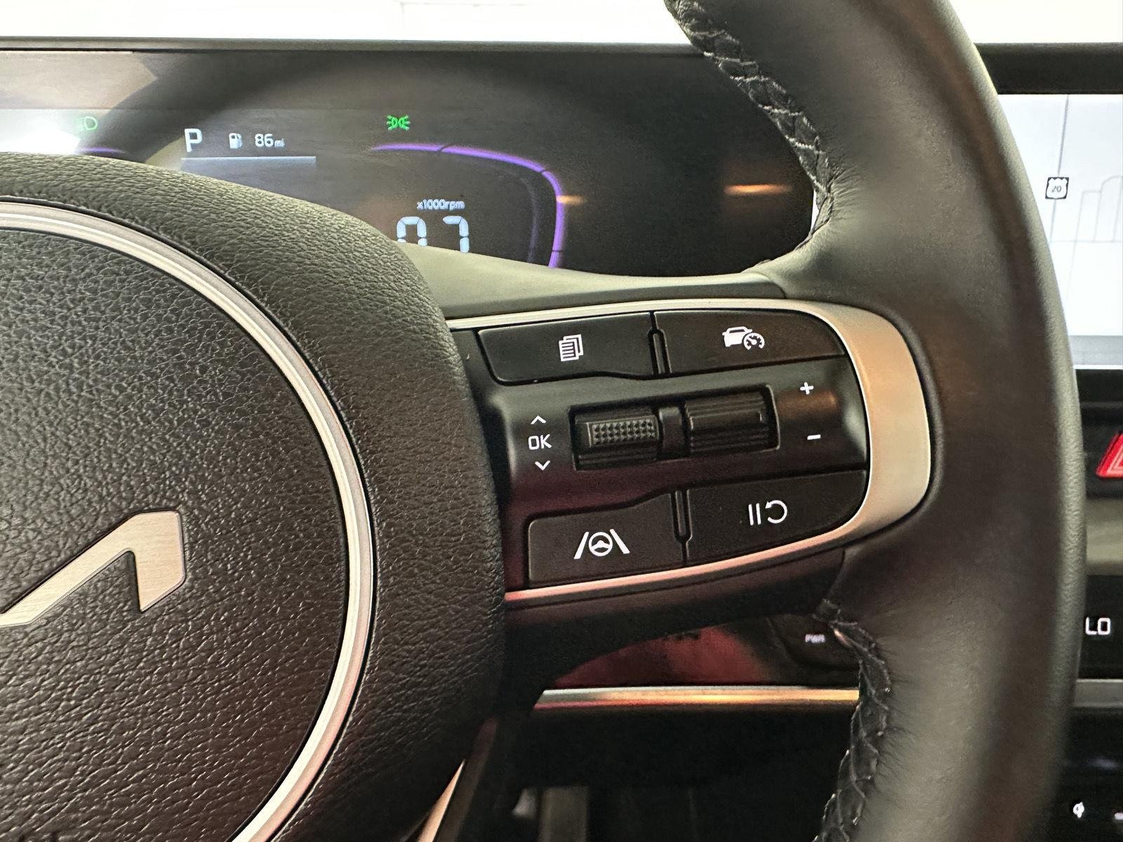 Used 2025 Wolf Gray Kia X-Line image 27