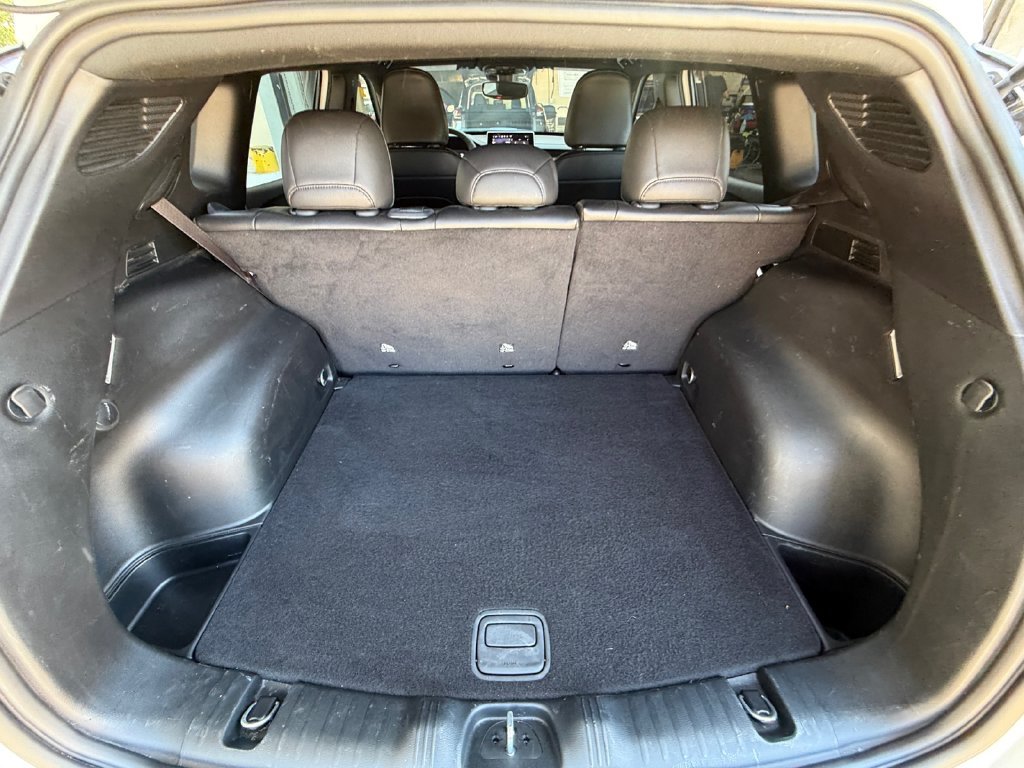 Used 2026 White Jeep Latitude image 19