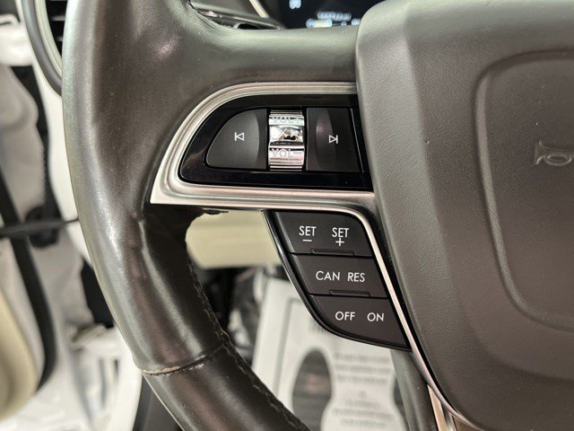 Used 2019 White Platinum Clearcoat Metallic Lincoln Select image 18
