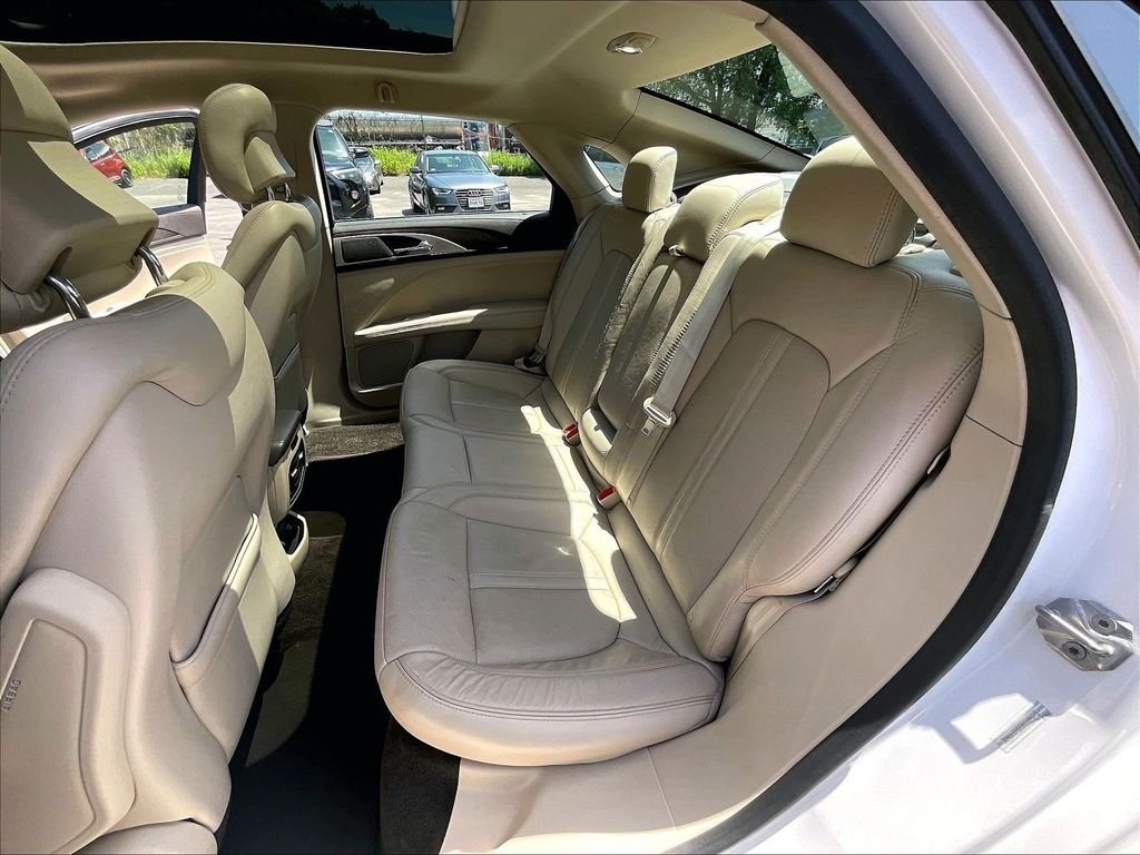 Used 2017 White Lincoln Reserve image 25