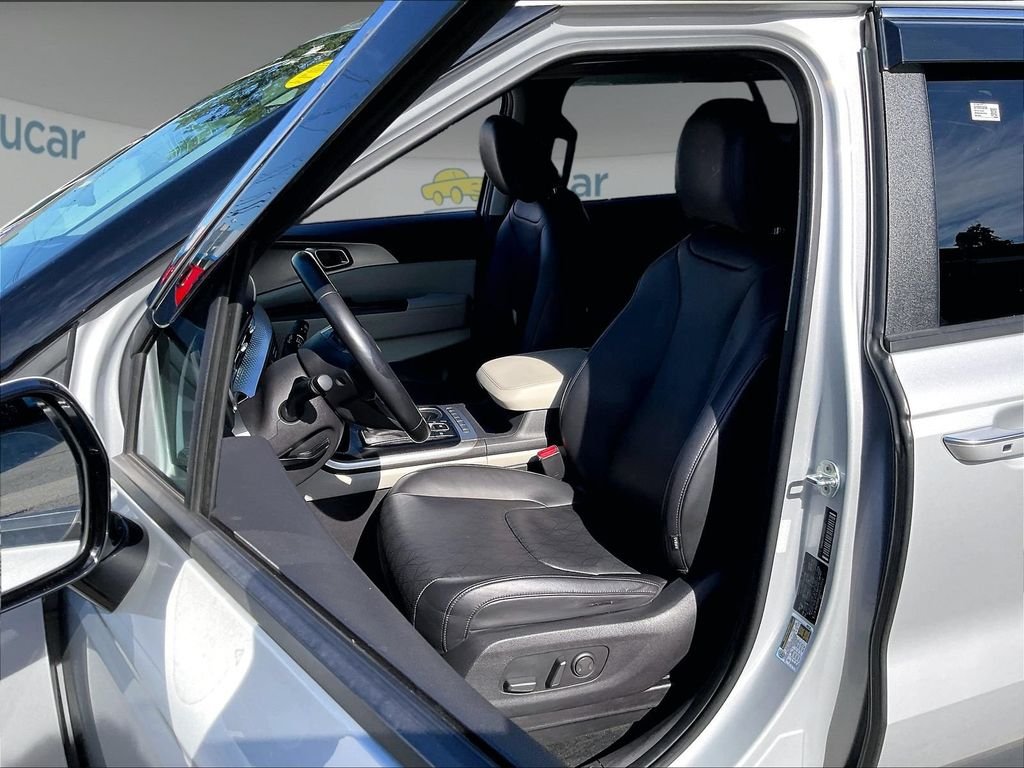 Used 2023 Silver Kia LX Seat Package image 10