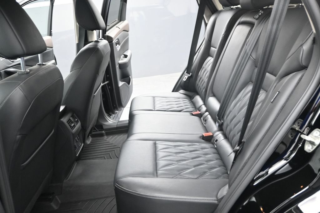 Used 2021 Black Nissan Platinum image 18