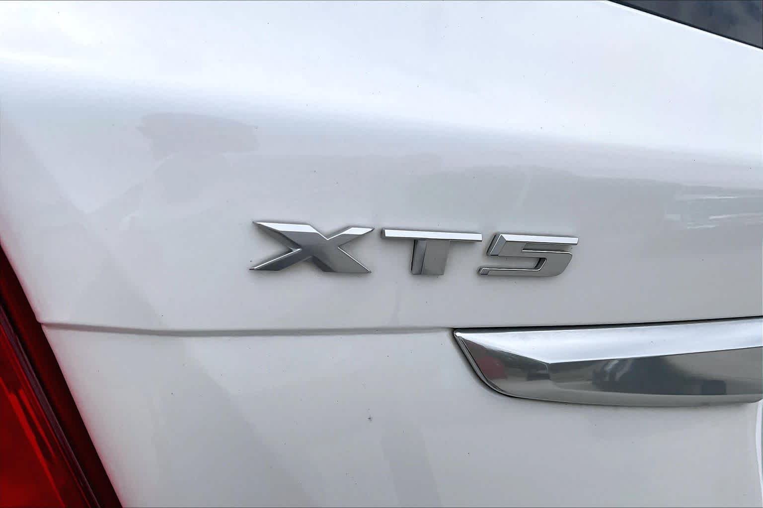 Used 2018 Crystal White Tricoat Cadillac Luxury FWD image 10