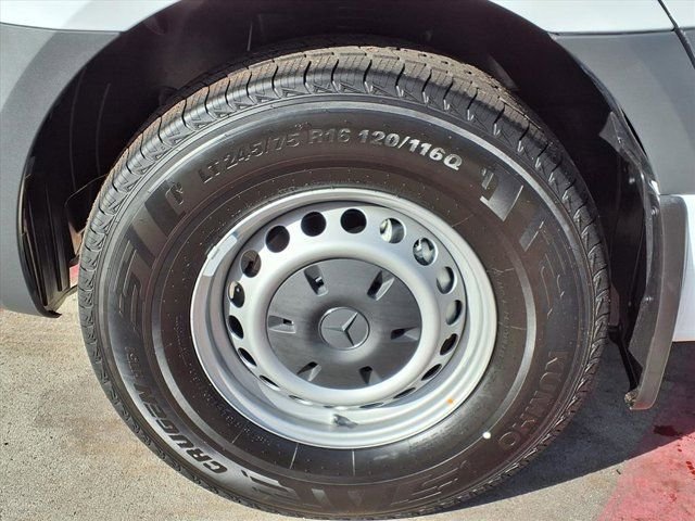 New 2026 Arctic White Mercedes-Benz Cargo 144 WB image 22