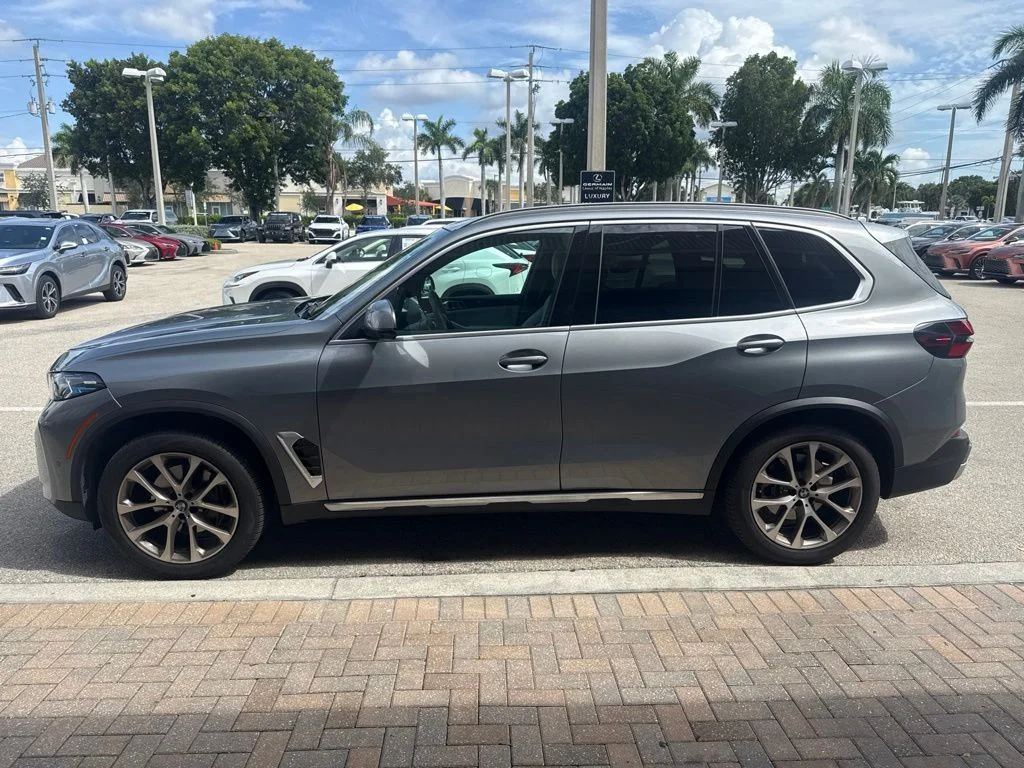 Used 2024 Gray BMW sDrive40i image 3