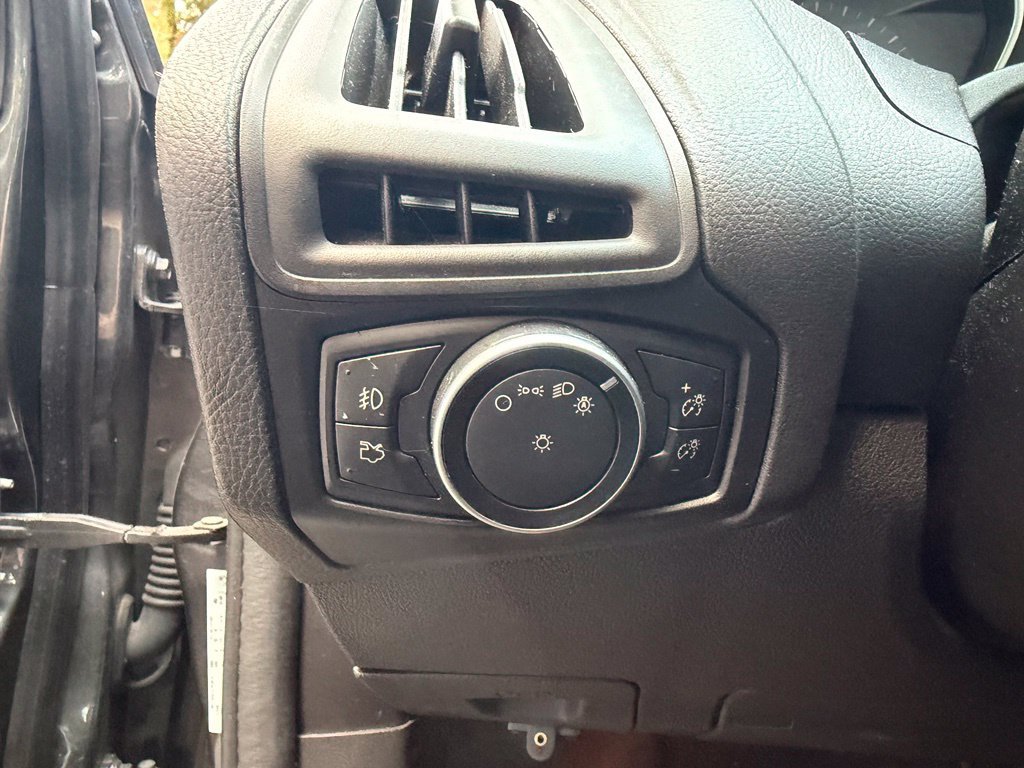 Used 2017 Magnetic Ford SE image 15