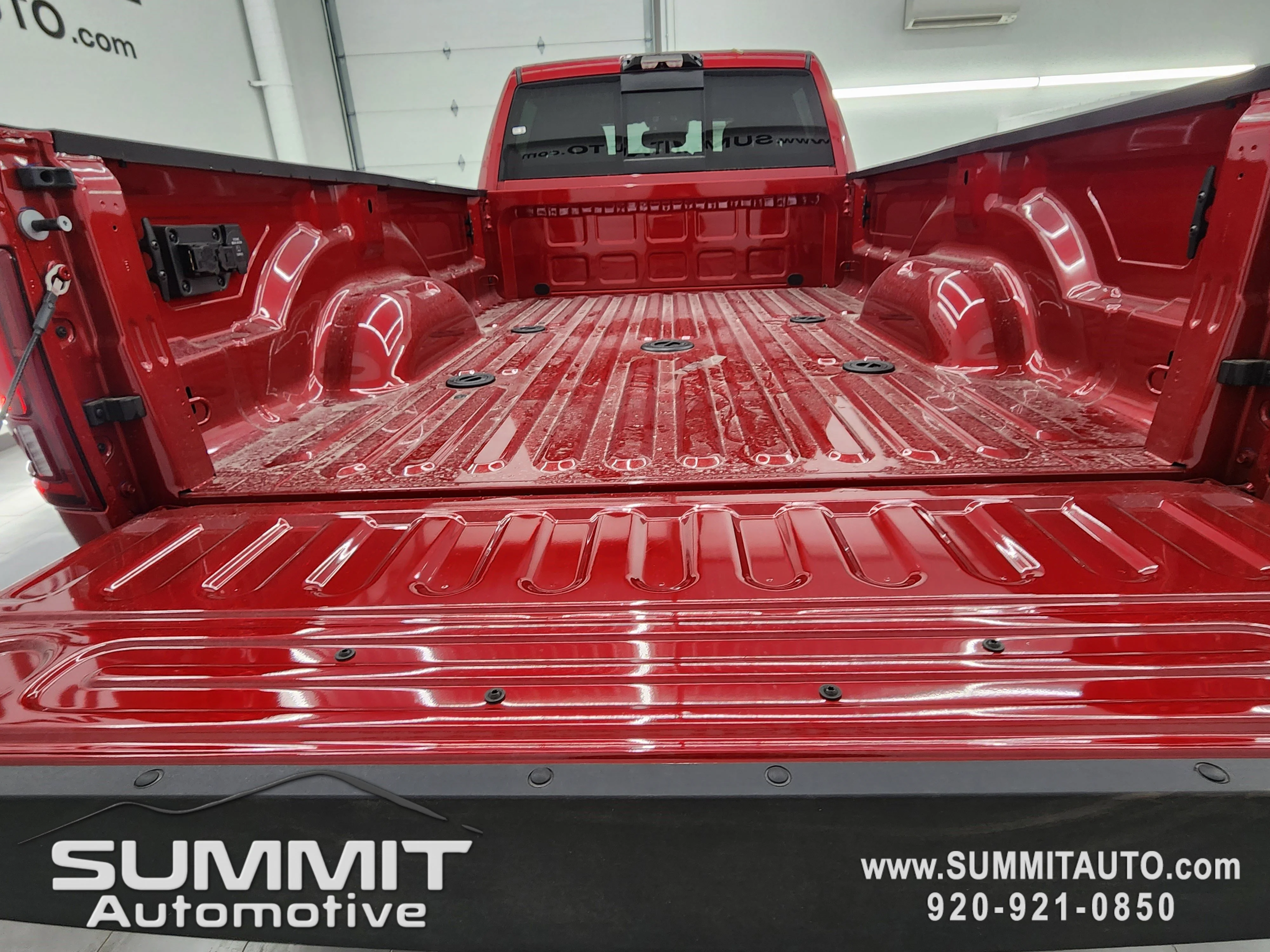 New 2026 Molten Red Pearl-Coat Exterior Paint RAM Tradesman image 32