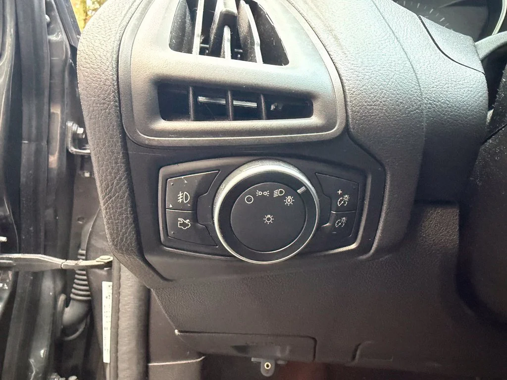Used 2017 Magnetic Ford SE image 15