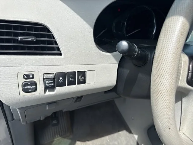 Used 2013 Silver Toyota XLE image 6