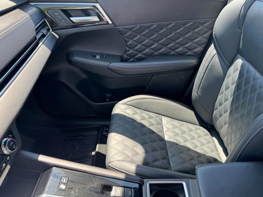 Used 2024  Mitsubishi  image 13