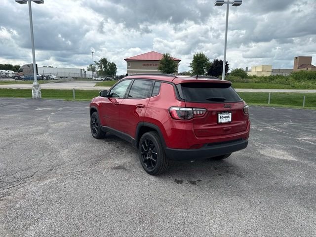 New 2026 Red Hot Pearlcoat Jeep Latitude image 5