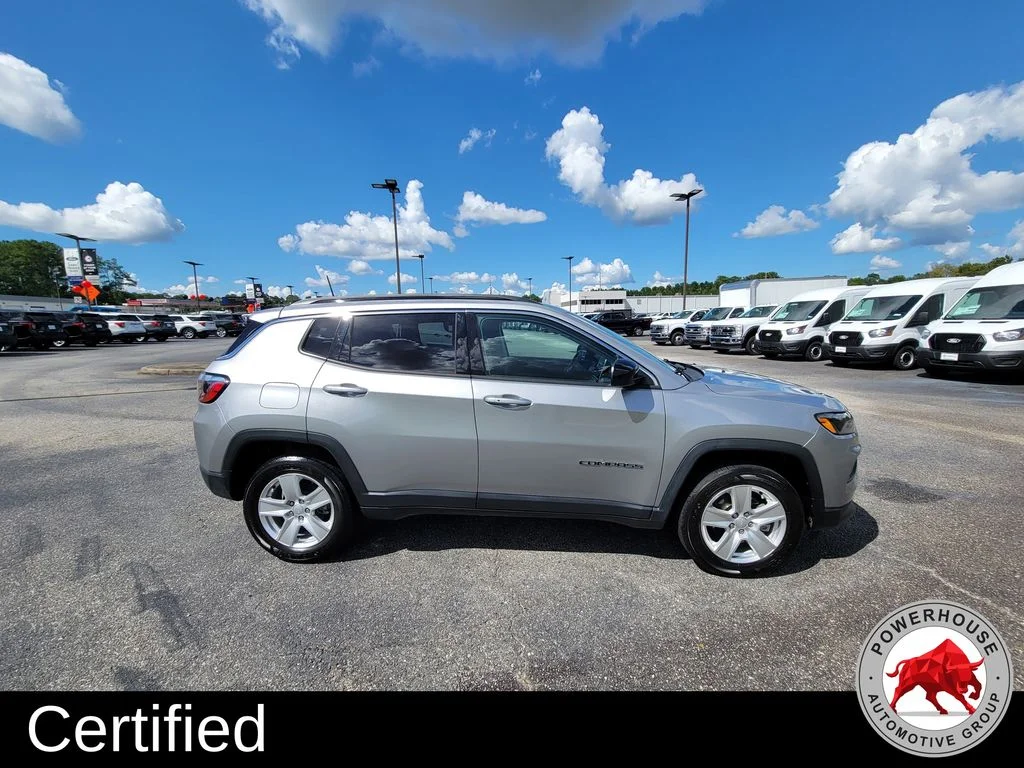Used 2022 Silver Jeep Latitude image 8