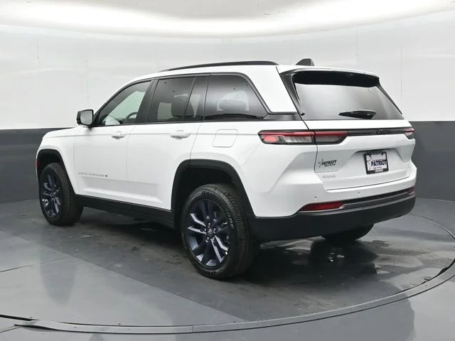 New 2026 Bright White Clear-Coat Exterior Paint Jeep  image 24