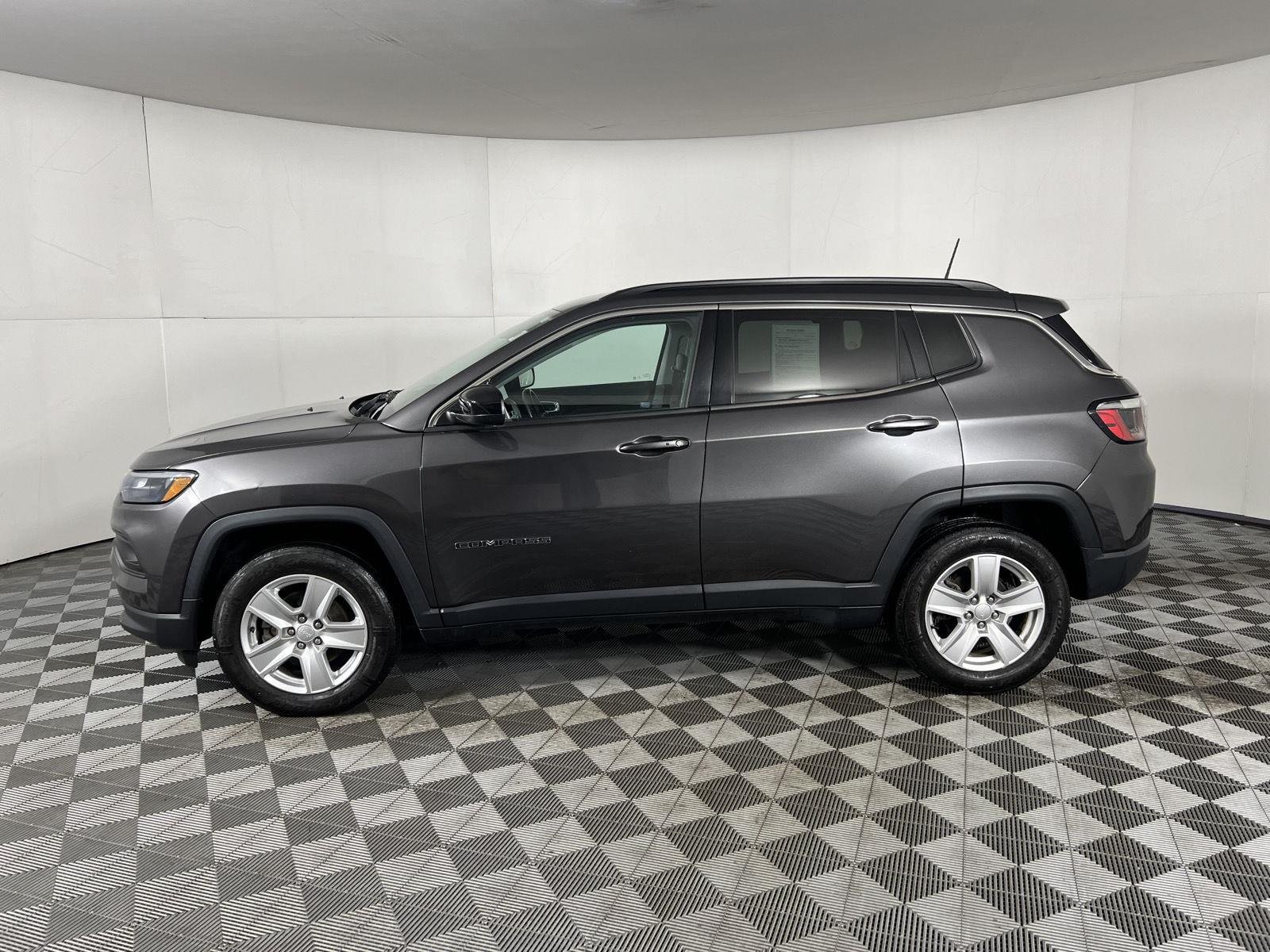 Used 2022 Granite Crystal Metallic Clearcoat Jeep Latitude image 5