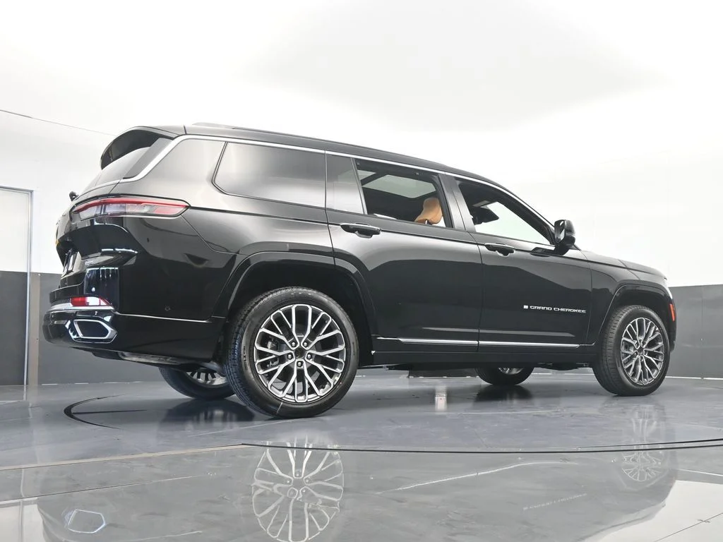 New 2025 Diamond Black Crystal Pearl-Coat Exterior Paint Jeep Summit image 60