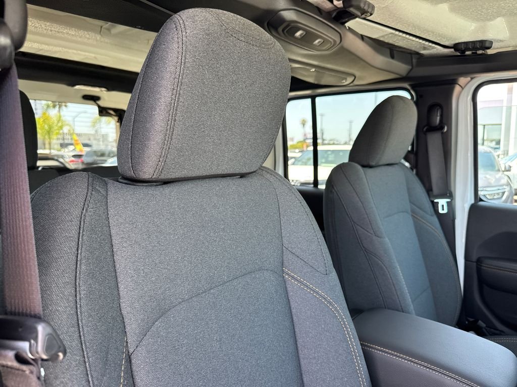 New 2026 Bright White Clear-Coat Exterior Paint Jeep Sahara image 14