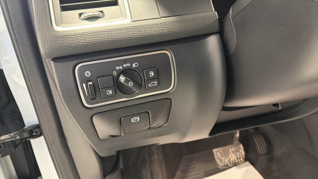 Used 2016 White Volvo T6 image 20