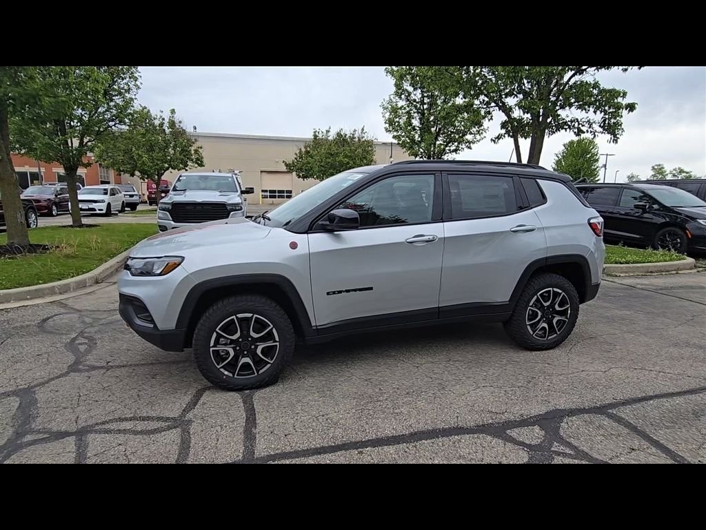 New 2026 Silver Zynith Metallic Clear-Coat Exterior Paint Jeep Trailhawk image 4