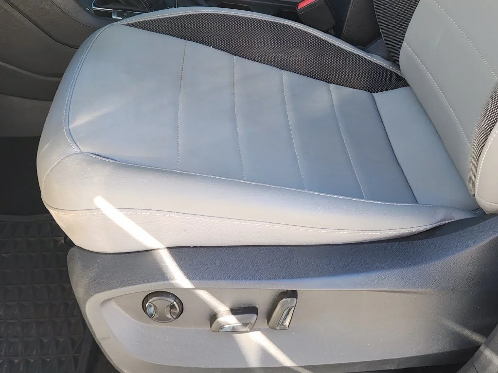 Used 2022 Pure White Volkswagen SE image 26